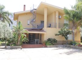 Villa Giù, indipendent villa near airport and sea，位于奇尼斯的酒店