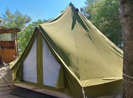 LJUBAC GLAMPING BELL TENT Robinson，位于柳巴茨的豪华帐篷