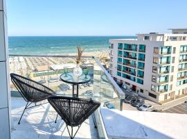 Smarald Sea View Apartment in Infinity Beach Resort - parking，位于马马亚的带泳池的酒店