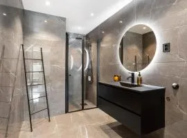 2 Bedroom apartment w/ Parking & Balcony