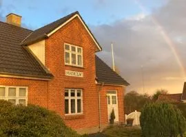 Large modern family room - “Arnely”