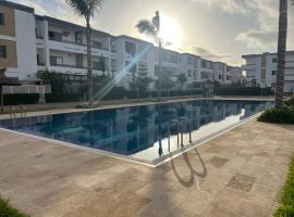 Beautiful 2 bedrooms in a marbella beach with a Pool & 24/7 security，位于曼苏里亚的酒店
