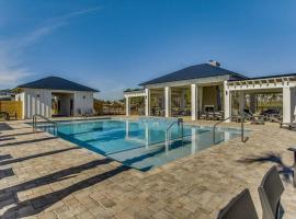 Modern Luxury 4BR Pool Bay Access Outdoor Dining，位于彭萨科拉的酒店