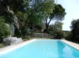 Mas en pierres sèches avec piscine
