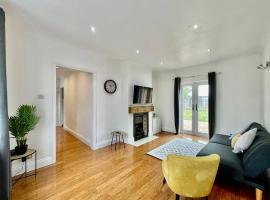 Modern 3 Bed Romford Home (Free Parking)，位于Havering的度假屋