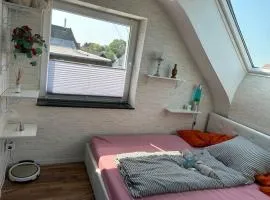 Zimmer HomeOffice Küche WLAN TV mit Terrasse&Grill +Fahrrad