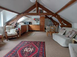 The Hayloft at Orchard Farm，位于Combles的酒店