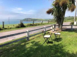 Harbour View Cottage, Rochespoint, Cork Harbour，位于米德尔顿的酒店