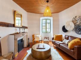 Charming House in Gorgeous, Quiet Village in the Aveyron countryside，位于Vimenet的酒店
