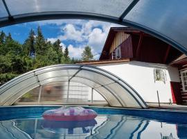 Roubenka Mlýn u skály Deštné v Orlických horách volné termíny 5 bytů，位于德尔内夫奥里克的酒店