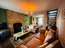 Bluebell Cottage Heritage Town nr Brecon Beacons with hot tub，位于Blaenavon的酒店