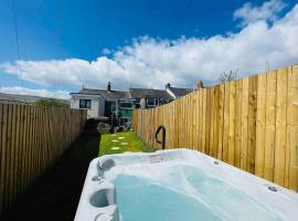 HOT TUB - Miners Cottage - edge of Brecon Beacons National Park - Heritage Town，位于Blaenavon的带停车场的酒店