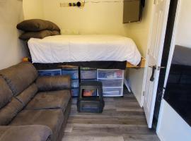 1 Bedroom Mini Apartment in Otay Ranch，位于丘拉维斯塔的酒店