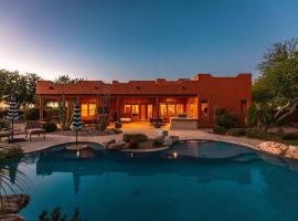 Sprawling Arizona Oasis w/ Dream Backyard，位于Anthem的酒店