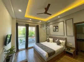 Serviced Luxury Suites with Kitchenette & Balcony at Sector 45