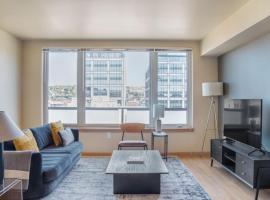 Queen Anne 1br w gym wd lounge roof deck SEA-574