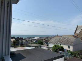 Stunning 2 bed apartment with sea views, Penzance，位于彭赞斯的酒店