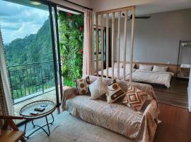 Unique Boho Style Condo with NETFLIX for up to 5PAX - Enjoy Mountain View while swimming at the Infinity Pool & Natural Hotspring Pool, 2mins walk to the Lost World of Tambun, Water Themepark at IPOH，位于怡保的公寓