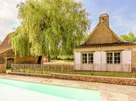 Restored farmhouse with private pool，位于Campsegret的酒店