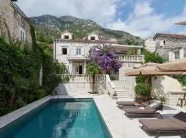 Villa Perastian Thriton