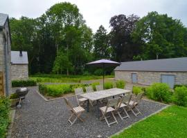 Gite with swimming pool situated in wonderful castle grounds in Gesves，位于Gesves的酒店