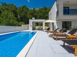 NEW! 3-bedroom villa Pera with heated pool, 7km from beach