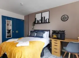 City Centre Studio 2 with Kitchenette, Free Wifi and Smart TV with Netflix by Yoko Property