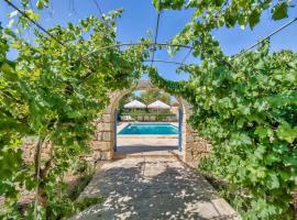 Casa Mezzodì' - Luxurious 18th C. Farmhouse with Gardens & Pool，位于Kerċem的别墅