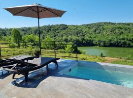 Glamping A frame lake Heated pool，位于Barajevo的酒店