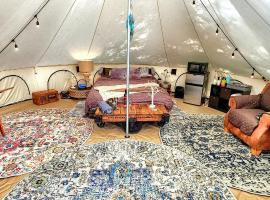Island Waterfront Glamping - HotTub, Boat, Pet Friendly，位于Glenfield的酒店