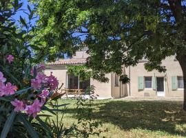 Rez-de-jardin indépendant dans ferme maraichère bio avec grand jardin privatif clos et arboré，位于克雷斯的酒店