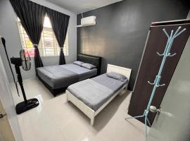 2 Bedroom house with Coway, all room air-cond, WIFI, Nettflix，位于Kampung Gurun的带停车场的酒店