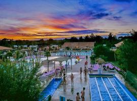 Mobil Home 829-4 accès piscines inclus en Juillet-Aout dès 4 nuitées，位于加斯泰的酒店