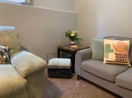 Cozy Basement Suite close to Downtown,Edmonton，位于埃德蒙顿的酒店