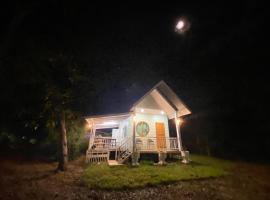 เดอะทรี ศรีกะอาง，位于Ban Dong (2)的酒店