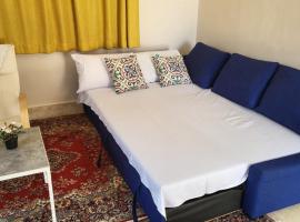 Lovely one-bedroom condo with garden view，位于开罗的酒店