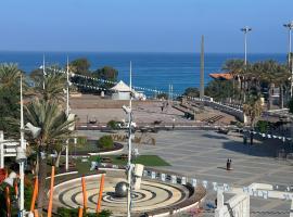 חוויה בכיכר，位于内坦亚Herzl Beach附近的酒店