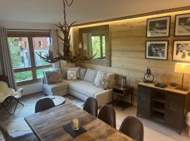 Arc 1950 Ski in Ski out and Spa- Newly refurbished 153 Sources De Marie- 2 bedroom , 2 bathroom-Sleeps 4-6, Mont Blanc view from every window, Free WiFi，位于阿克1950的度假村