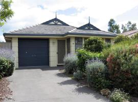 Great Home Close to Encounter Lakes Beach，位于Encounter Bay的酒店