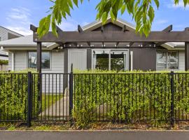 An elegant 2-bedroom house in Hamilton central.，位于汉密尔顿的酒店