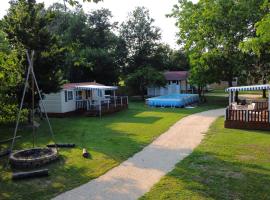 Del Falco AgriCamp-12 kilometers to Garda Lake and Verona，位于布索伦戈的豪华帐篷营地