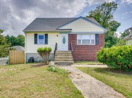 Middletown Township Home, Close to Beaches!，位于Leonardo的度假屋