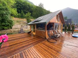 Viridian Three Boathouse Micah, PERUCAC LAKE，位于佩鲁恰茨的酒店