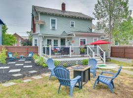 Family-Friendly Glens Falls Home with Sun Porch，位于格伦斯福尔斯的低价酒店