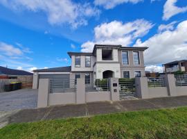 Stylish House in Geelong for Large Family or Group，位于吉朗的带停车场的酒店