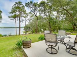 Hawthorne Vacation Rental with Access to Cue Lake，位于Interlachen的酒店