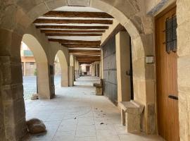 Quiet apartment in the heart of town with a large terrace l'Abatanador，位于Artesa de Segre的酒店