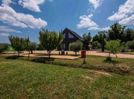 Villa indépendante gîte Mas fond des Prés，位于Saint-Privat-des-Vieux的酒店