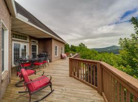 Classy Home with Hot Tub and Mt Jefferson Views!，位于西杰斐逊的酒店