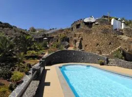 Castillo Lanzarote Villa Bentley - Luxury Villa -sleep in a volcanic cave